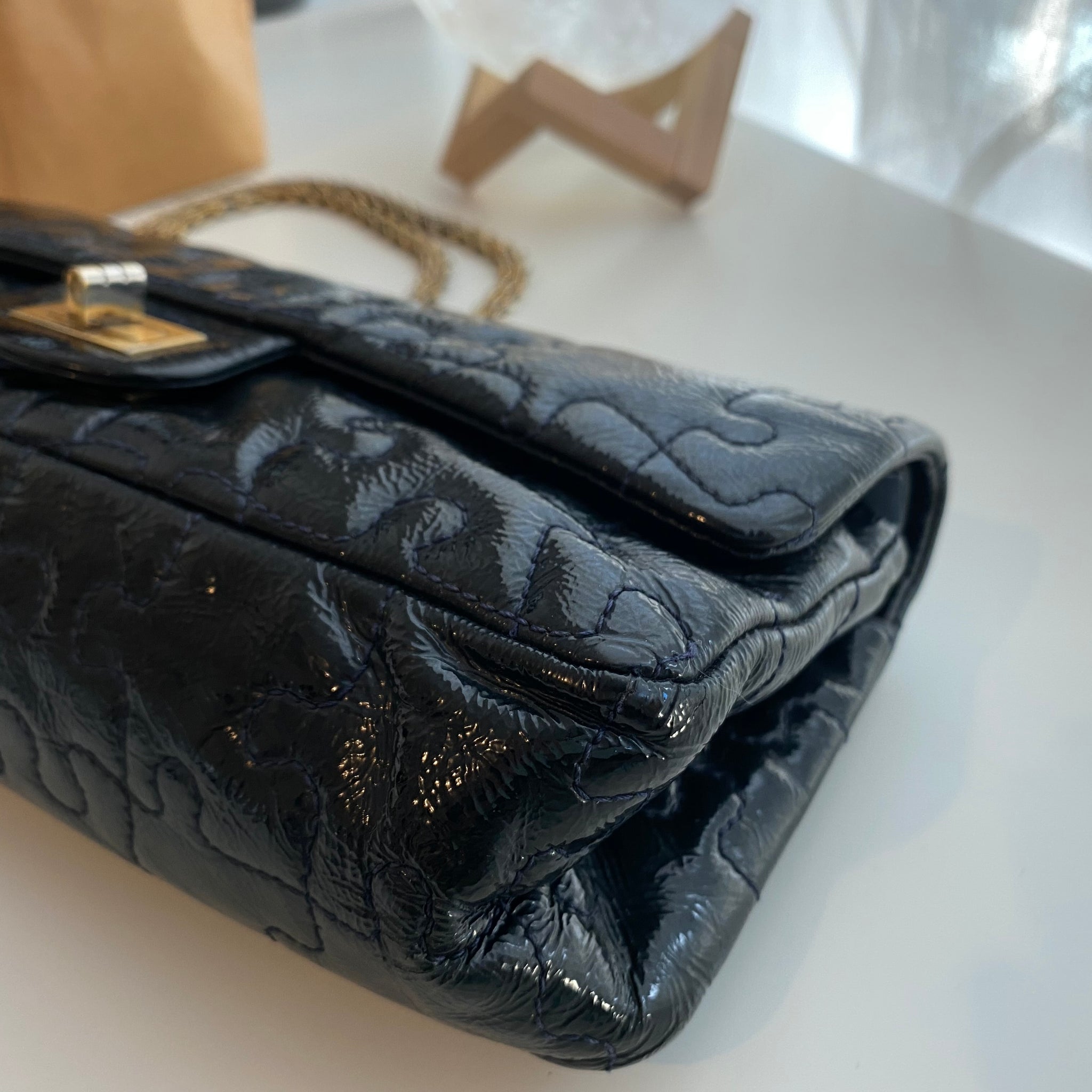 CHANEL】金色CC Logo 小羊皮手提/斜背二用化妝包(黑色)